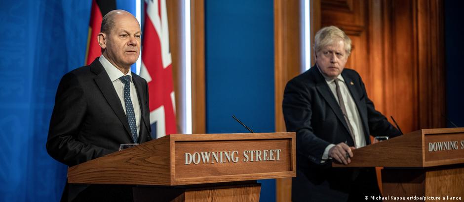 Chanceler federal alemão, Olaf Scholz (esq.) e premiê britânico Boris Johnson exibiram grande coesão após encontro em Londres