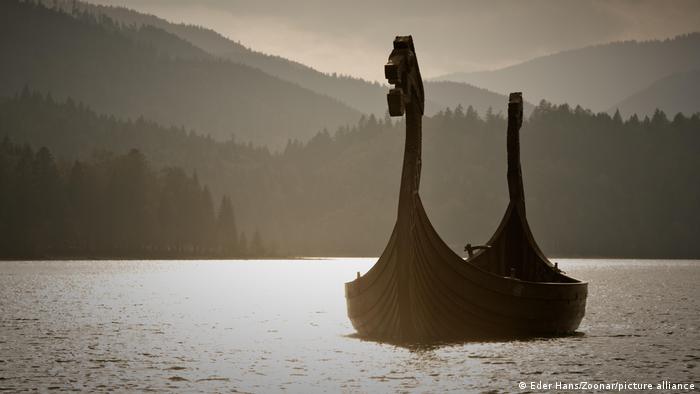 Wikingerschiff auf einem See.