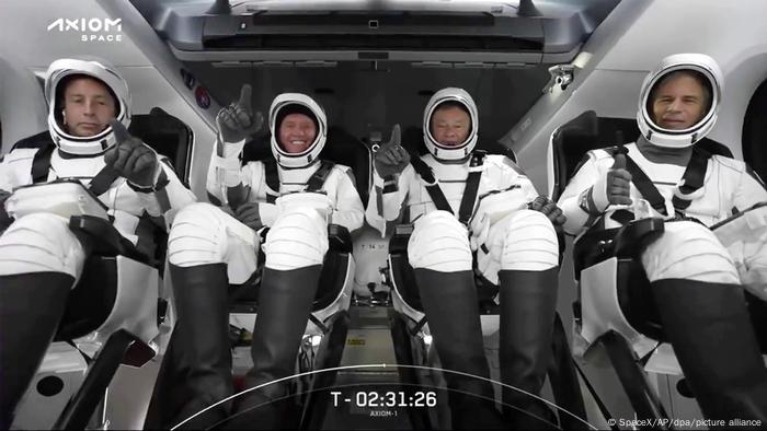 La tripulación de SpaceX se sienta en la nave espacial Dragon. 