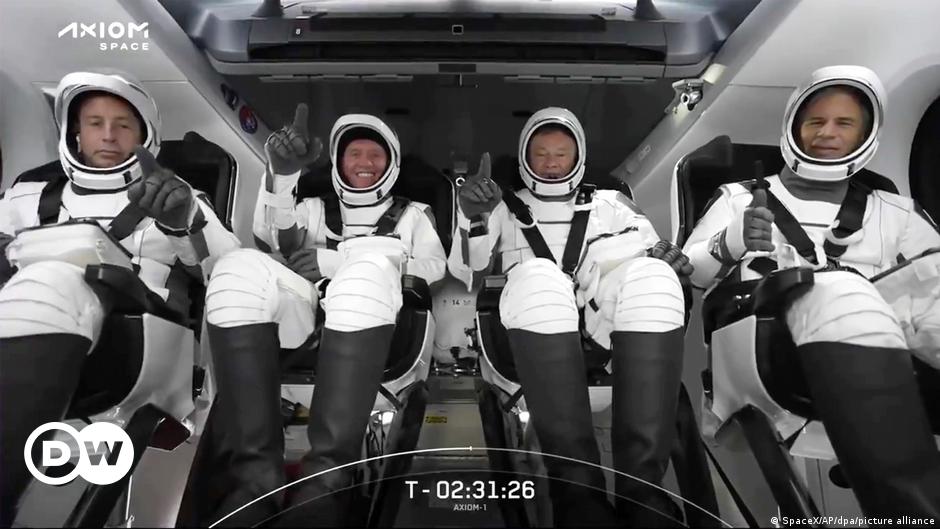 Die ersten privaten Astronauten erreichen die Internationale Raumstation |  Neuigkeiten |  DW