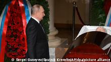 Das von der staatlichen russischen Nachrichtenagentur Sputnik via AP veröffentlichte Poolfoto zeigt Wladimir Putin, Präsident von Russland, der während der Trauerfeier am offenen Sarg von Wladimir Schirinowski, steht. +++ dpa-Bildfunk +++