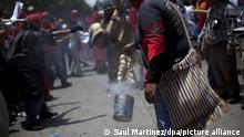 epa04164124 A man with a censer of skulls participates in the traditional 'Huelga de Dolores (Pains Strike), organized by San Carlos University, to satirize public employees and society, in downtown Guatemala City, Guatemala, 11 April 2014. EPA/SAUL MARTINEZ ++ +++ dpa-Bildfunk +++