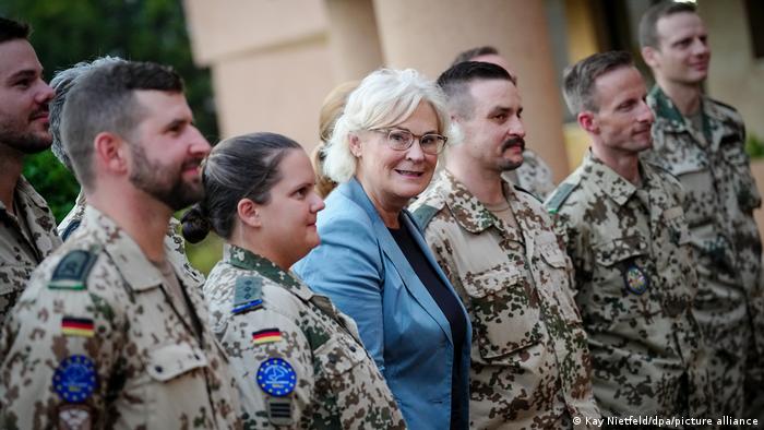 Christine Lambrecht (centro), ministra de Defensa de Alemania