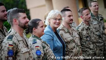 La ministre allemande de la Défense Christine Lambrecht (au centre en bleu) en compagnie d'instructeurs allemands de l'EUTM à Bamako