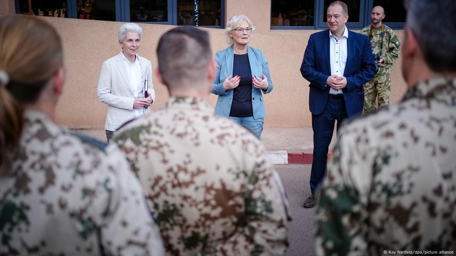 Henig Ote pored bivše ministarke odbrane Kristine Lambreht