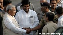 PATNA, INDIA: Indian Prime Minister Atal Behari Vajpayee shakes hands with an unidentified official at Patna airport, 22 April 2004 prior to his departure for Chapra to attend a political meeting. Pre-vote opinion polls had put the BJP-led National Democratic Alliance (NDA) government ahead of the Congress, giving Vajpayee a comfortable majority to form the next government. AFP PHOTO (Photo credit should read STR/AFP via Getty Images)