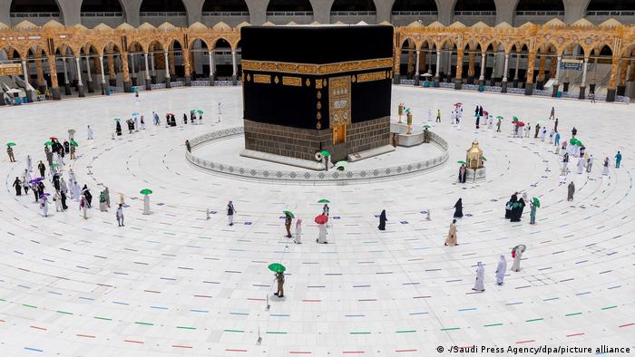 Muslimische Pilger umrunden die Kaaba, das würfelförmige Gebäude im Innenhof der Großen Moschee in Mekka.