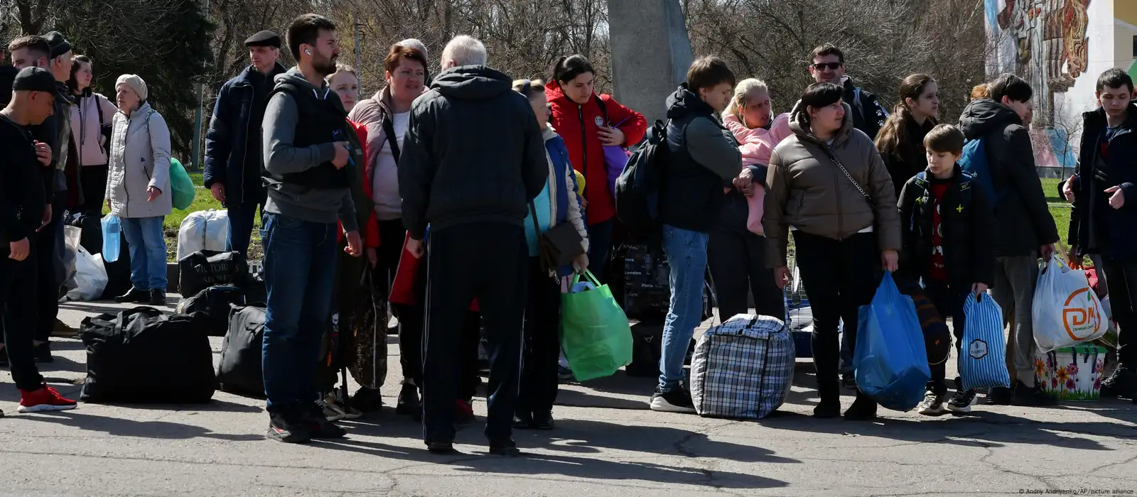 В среду коридоров для эвакуации населения в Украине не будет – DW –  13.04.2022