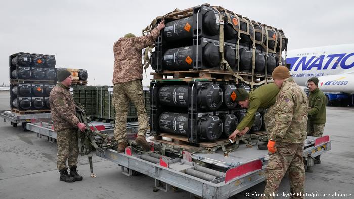 Cinco militares ucranianos desempacan parte del armamento enviado por Estados Unidos.