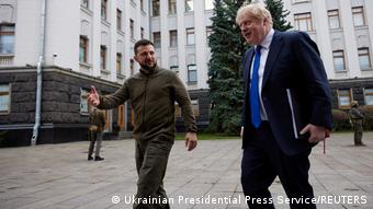 Με το κουστούμι του στο κέντρο του αδειου Κιέβου