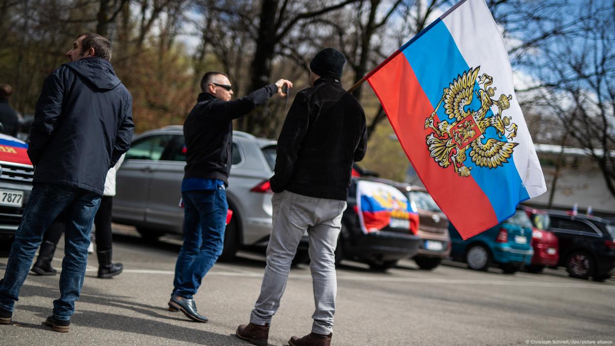 Alemanha proíbe bandeiras russas e soviéticas nas