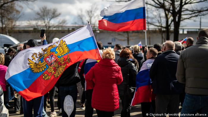 Запрет на флаг России в Германии? Запрета не будет, говорят в правительстве ФРГ. На фото: пророссийская демонстрация в Штутгарте 