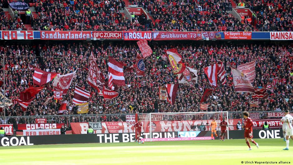 Bundesliga: Critical fan′s ban lifted as Bayern Munich scrape past Augsburg | Sports | German football and major international sports news | DW - Vimarsana News