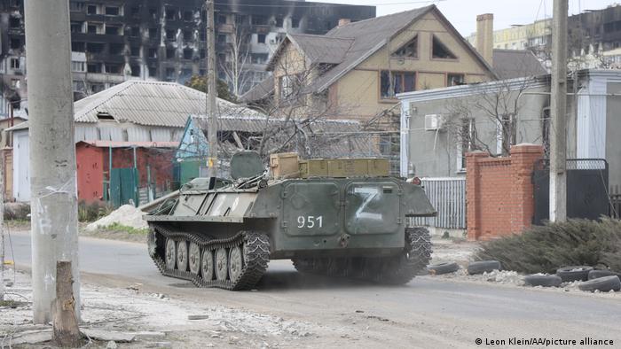 Російський танк у Маріуполі