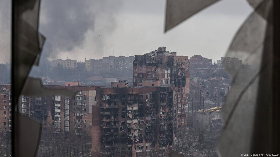 Ukrayna Savaşı'nda ağır çatışmalara sahne olan Mariupol şehrinde büyük hasar gören binalar - (08.04.2022)