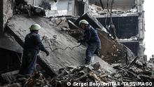 ***Achtung, dieses Bild stammt von der staatlichen russischen Bildagentur TASS*** DIESES FOTO WIRD VON DER RUSSISCHEN STAATSAGENTUR TASS ZUR VERFÜGUNG GESTELLT.
DONETSK REGION, UKRAINE - APRIL 8, 2022: Rescuers clear the debris of a building destroyed in the embattled city of Mariupol. With tension escalating in Donbass in February, the Russian Armed Forces launched a special military operation in Ukraine in response to appeals for help from the Donetsk and Lugansk People s Republics. Sergei Bobylev/TASS PUBLICATIONxINxGERxAUTxONLY TS12BCF3