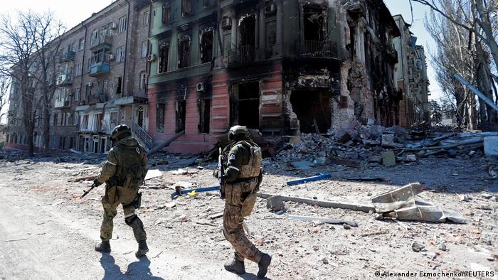 Soldados prorrusos en Mariúpol, destruida por ataques de Rusia. (7.04.2022).