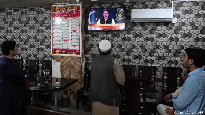  باكستانيون يتابعون خطابا متلفزا لعمران خان ألقاه قبل يوم من الإطاحة به في تصويت في البرلمان (08.04.2022)