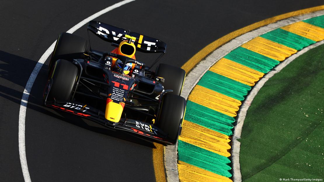 Sergio Pérez conduce el monoplaza de Red Bull en el Gran Premio de Australia.
