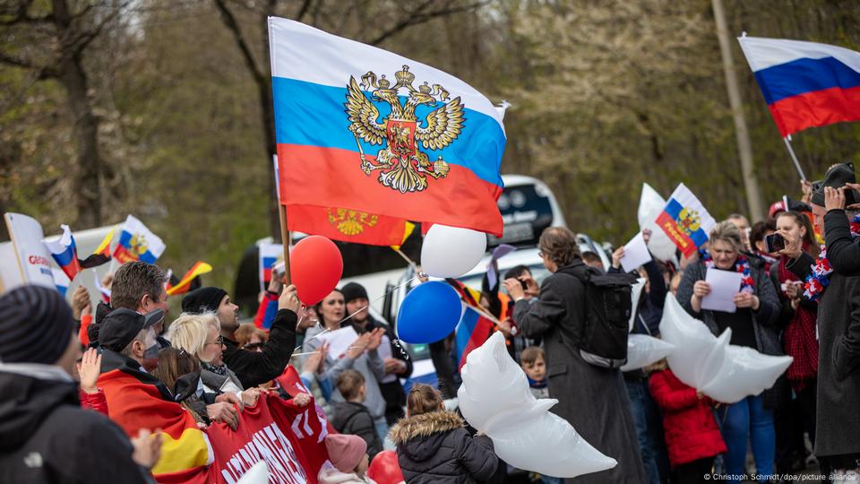 Após racismo, torcida na Rússia causa confusão e exibe bandeira