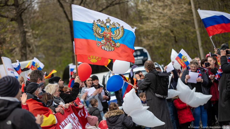 Alemanha proíbe bandeiras russas e soviéticas nas