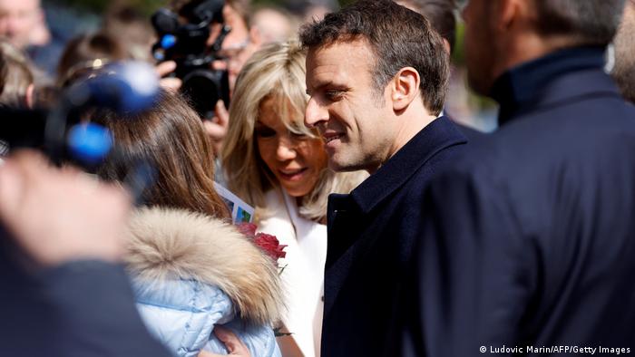 Френският президент Еманюел Макрон (тук със съпругата си) се надява на втори мандат