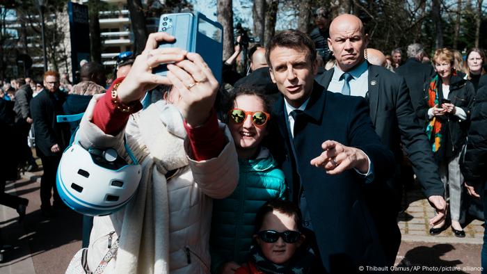 Emmanuel Macron con seguidores en Le Touquet, norte de Francia. (10.04.2022).