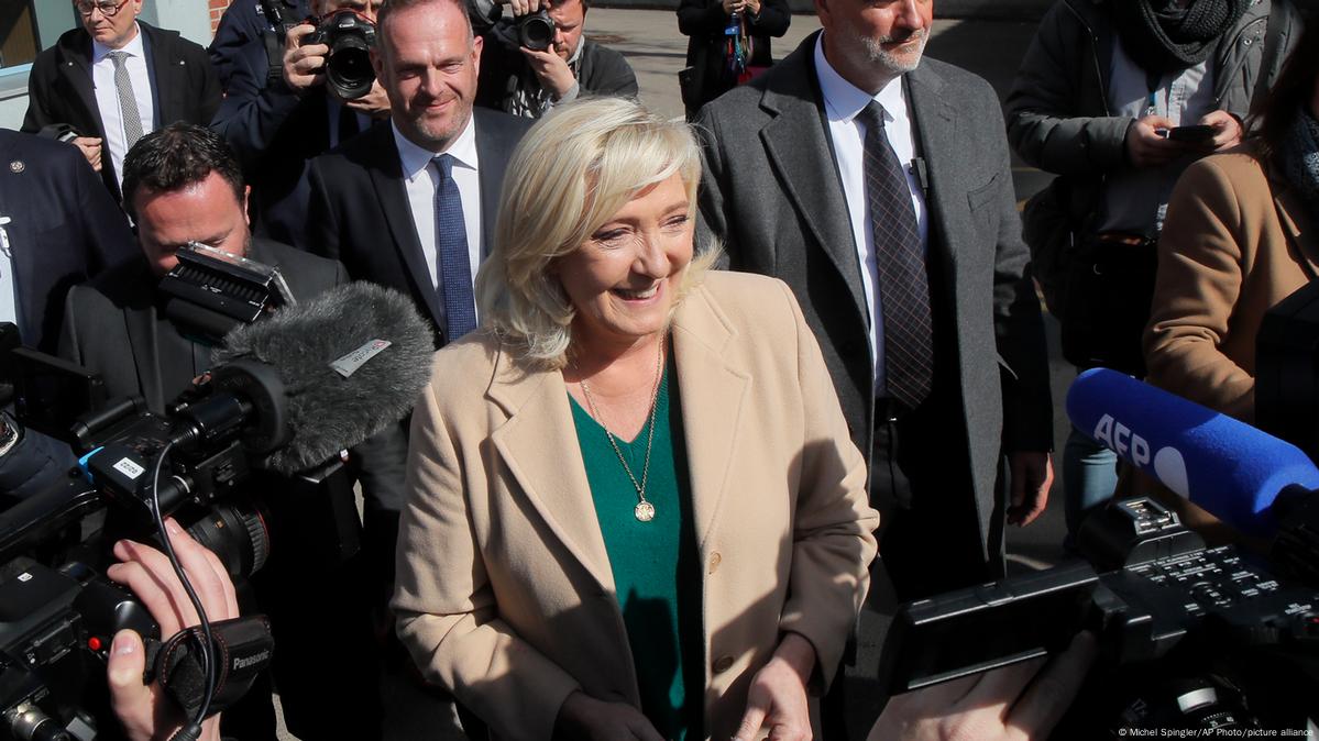 French Prosecutors Probe Le Pen Over 2022 Campaign Financing – DW – 07 ...