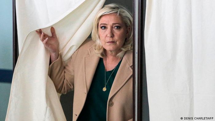 Frankreich | Präsidentschaftswahlen 2022 < Marie Le Pen verlässt die Wahlkabine