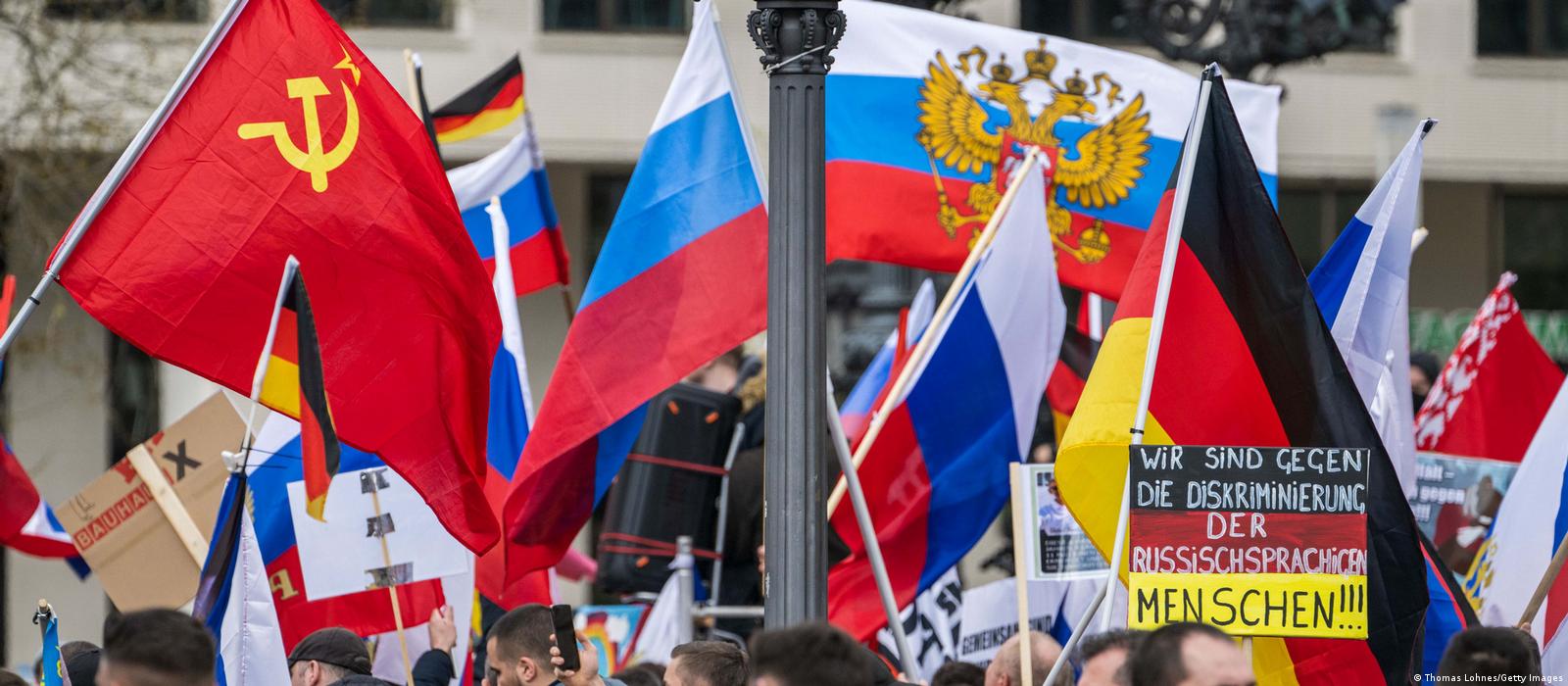 Tham gia vào biểu tình ủng hộ Nga ở Ukraine và cùng nhau đấu tranh cho một tương lai tốt đẹp hơn cho các quốc gia. Hãy lắng nghe tiếng nói của những người đồng cảm và tìm hiểu cách mà lá cờ ở biểu tình đại diện cho tình yêu đất nước.