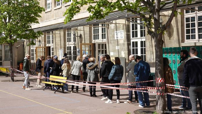 Frankreich | Präsidentschaftswahlen 2022 | Wähler stehen vor einem Wahllokal, Paris Frankreich | Präsidentschaftswahlen 2022 | Wähler stehen vor einem Wahllokal, Paris