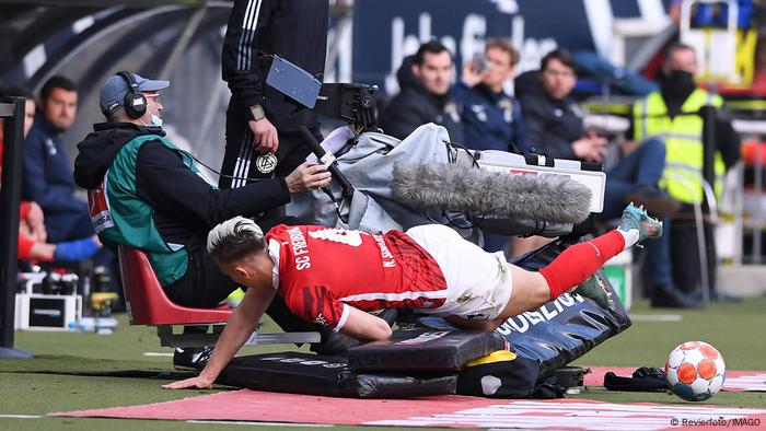 Nico Schlotterbeck choca con un camarógrafo en pleno partido