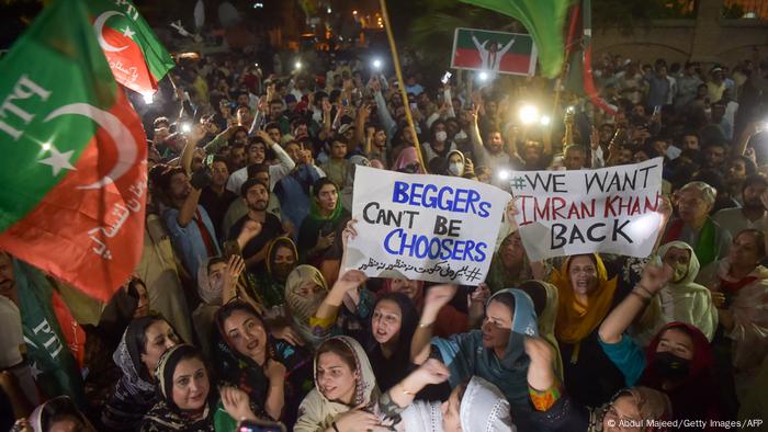 Pakistan Protest nach Misstrauensvotum gegen Imran Khan | Peshawar Pakistan Protest nach Misstrauensvotum gegen Imran Khan | Peshawar
