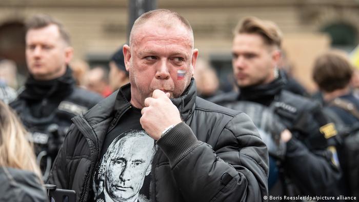 Руски знамена и ликът на Путин по дрехите неизменно присъстват на проруските демонстрации в Германия. 