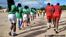 Sportler und Trainer beklagen mangelnde Unterstützung im Frauenfußball in Menongue, Angola.
Datum/Ort: 10.04.2022, Menongue, Angola 