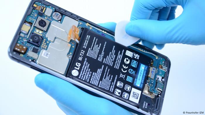 Fraunhofer IZM | Untersuchungen zur Reparierbarkeit von Smartphones