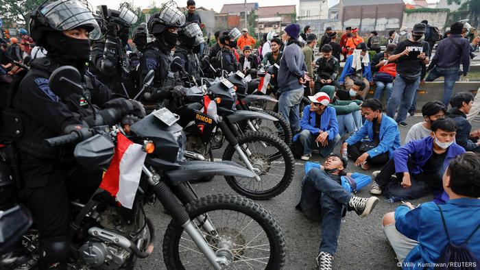 Mahasiswa berunjuk rasa di depan aparat keamanan di Jakarta, Senin