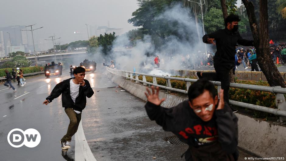 Indonesia: Ribuan mahasiswa memprotes rumor penundaan pemilu |  Berita |  DW