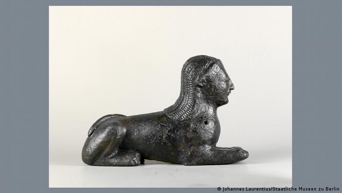 Statuetta in bronzo di una sfinge distesa che fa parte della collezione di Antichità Classiche dei Musei Nazionali di Berlino