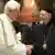 Papa Benedikt XVI. rukuje se s patrijarhom Koptske crkve Antoniosom Naguibom
