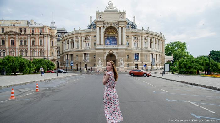 Natalia Vlasenko in Odessa, Ukraine. Sie steht vor dem Opernhaus.