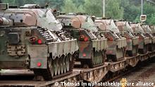 Auf Eisenbahnzuege verladene Leopard 1A5 Panzer werden im Geraetehauptdepot der Bundeswehr in Darmstadt an ihre Einsatzorte verschickt. Bonn, 18.06.1997, © by picture alliance/photothek