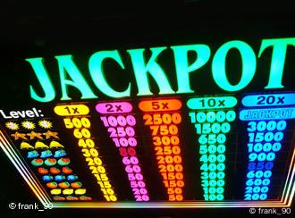 Spielautomat mit leuchtendem Schriftzug 'Jackpot' (Foto: fotolia)