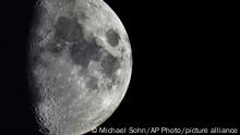 La cara cercana de la Luna está dominada por vastos depósitos volcánicos, mientras que la cara lejana tiene muchos menos.