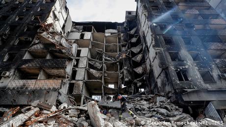 След превземането на Мариупол от руските войски в разрушения пристанищен