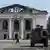 Ukraine: Prorussisches Militärfahrzeug vor einem zerstörten Theater in Mariupol