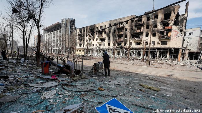 Calles destruidas por ataques rusos en Mariúpol, Ucrania. (10.04.2022).