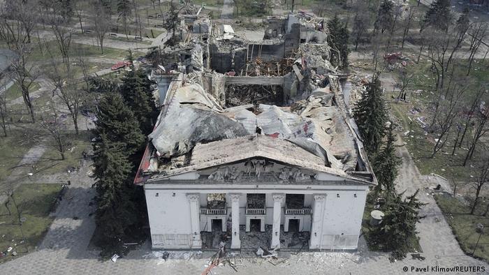 Gedung bioskop di kota Mariupol, Ukraina selatan, hancur setelah dibom pasukan Rusia