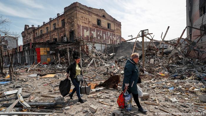 Calles con edificios destruidos por bombardeos en Mariúpol, Ucrania. (10.04.2022).