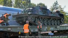 Nachdem ein Bergepanzer vom Typ Leopard 1 auf dem Gelände des Rail & Logistik Center Wustermark GmbH auf einen Güterwagen verladen wurde, sichern Soldaten den Panzer mit Vorlegekeilen und Ketten. Das Lpgistikbataillon Beelitz der Bundeswehr probte als Schulung für Soldaten das Verladen von verschiedenen Fahrzeugen auf die Bahn. Für den Rangierbahnhof war dies nach Unternehmensangaben die erste Verladung von Militär nach dem Abzug der Roten Armee im Jahr 1992.